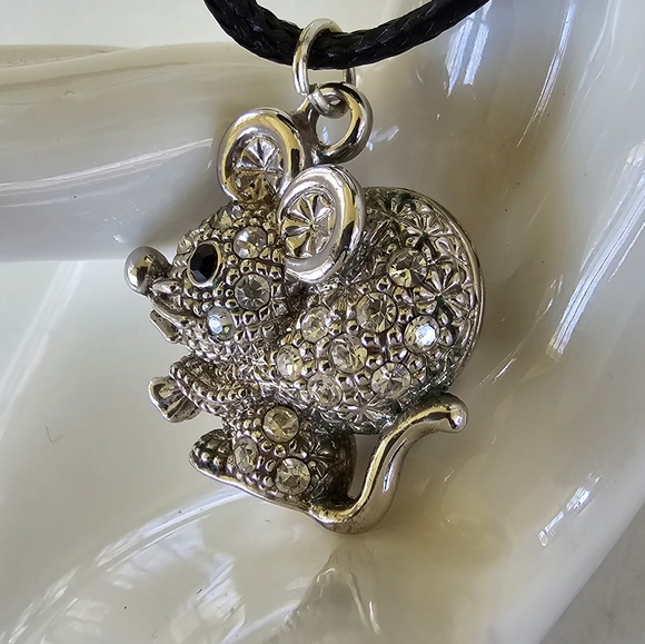 🐀 Treasure Mouse Necklace - Picture 3 of 6